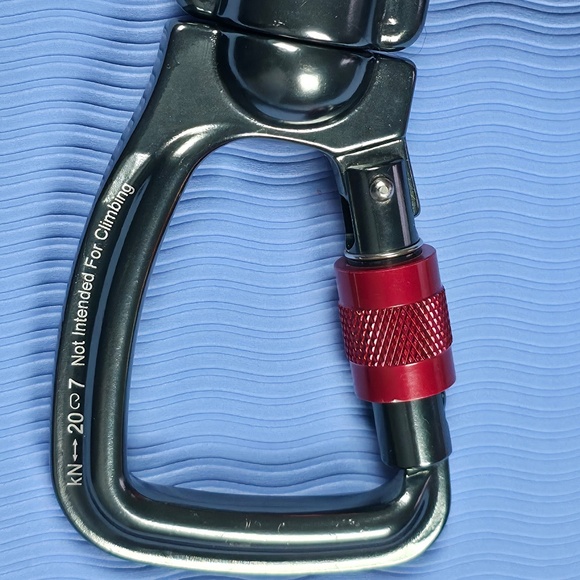 Kurgo Adjustable Nylon Dog Leash w/ Swivel Locking Metal Carabiner 20kN - Picture 7 of 10